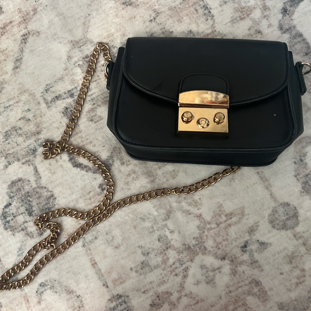 Elegant Black and Gold Chain Shoulder Bag